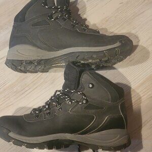 Columbia Newton Ridge Plus Waterproof Hiking Boots for Ladies - Black/Chalk 9